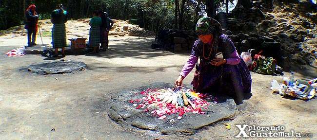 - Ceremonias y rituales mayas en sitios sagrados