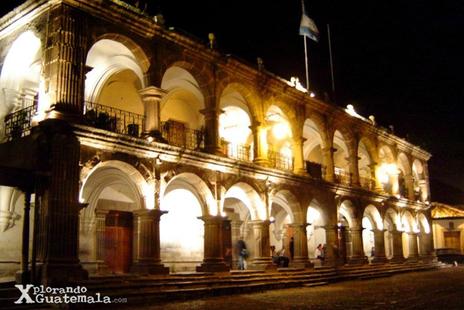 imagen nocturna del Ayuntamiento de Antigua Guatemala