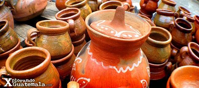- Vasijas y ollas de barro