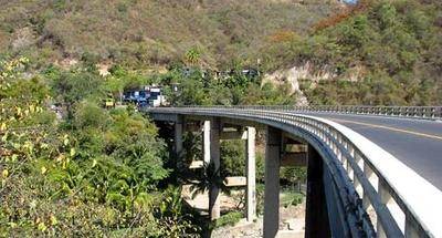 El puente curvo de Agua Caliente