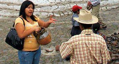 El regateo, tradición en los mercados de Guatemala