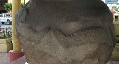 Cabezas de piedra en La Democracia