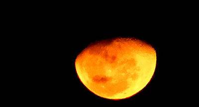 Luna roja y ceniza volcánica