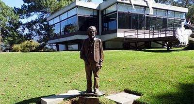 Efraín Recinos, el humano, el genio y su legado