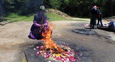 Ceremonias y rituales mayas en sitios sagrados