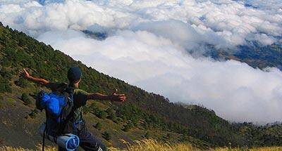 Los riesgos de escalar montañas y volcanes