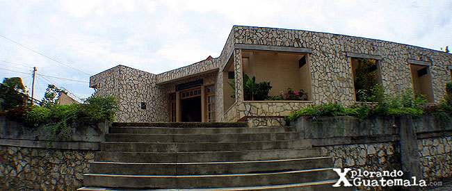 - Dolores, Museo y sitio arqueológico Ixkún