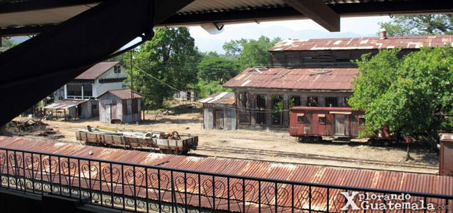 Vagones y línea del tren - Museo del Ferrocarril en Zacapa