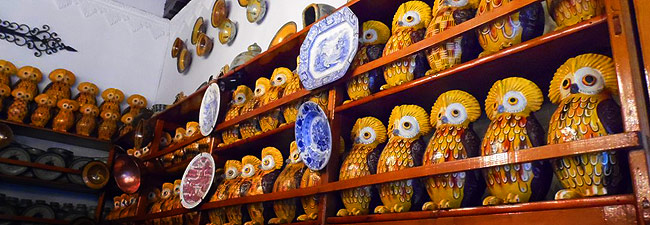 Doña María Gordillo: tecolotes y dulces típicos