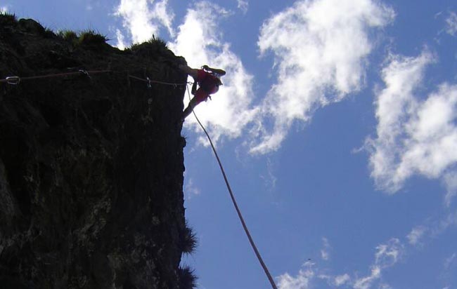 - Ascenso y escalada en el Picachú
