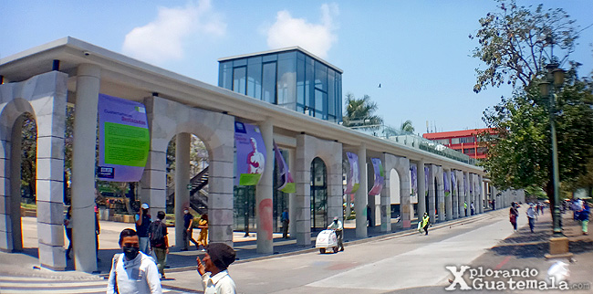 Portal de la Sexta Avenida - lateral