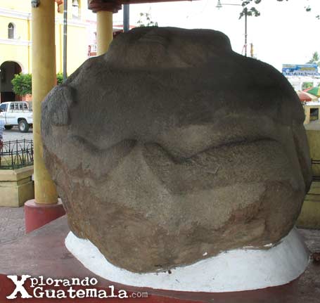 Cabezas de piedra en La Democracia / foto 2