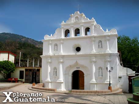 Iglesia colonial de El Chol en Baja Verapaz