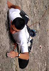 Héctor Roldán escalando en punto rojo en Jalapa. Foto por: Manuel Vanegas.