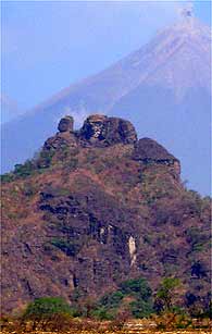 Picachú con el Volcán de Fuego al fondo. Foto: Héctor Roldán. Picachú con el Volcán de Fuego al fondo. Foto: Héctor Roldán.