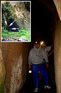 Pedro y Giancarlo dentro de la cueva. Foto: Héctor Roldán. Pedro y Giancarlo dentro de la cueva. Foto: Héctor Roldán.