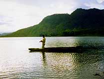 Pescador en Ayarza. Foto: Gustavo Guaré. Pescador en Ayarza. Foto: Gustavo Guaré.