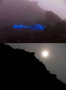 Arriba: El punto donde he pasado la noche, a unos 80 metros del cráter. Día 2. Abajo: El sol atrás de la “piedrota” a unos 15 mts. Del cráter. Día 1 Arriba: El punto donde he pasado la noche, a unos 80 metros del cráter. Día 2. Abajo: El sol atrás de la “piedrota” a unos 15 mts. Del cráter. Día 1