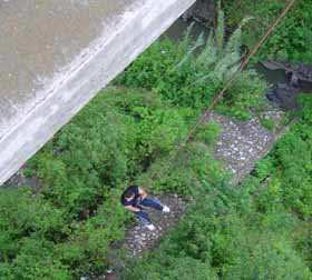 Pedro Mejía como si nada, haciendo rapel en el Puente La Asunción.