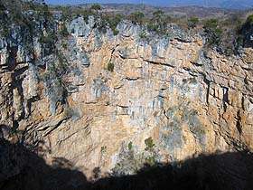 En este tremento agujero redondo con paredes casi verticales, sin caminos para descender, cabe DOS veces el Edificio de Finanzas Públicas.