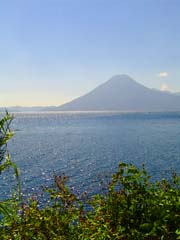 Un lago entre volcanes... conocido por su belleza alrededor del mundo. Foto por: Explorador.