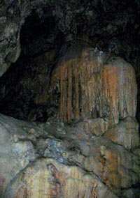 Mineralizaciones en la cueva. Fotografía por Explorador