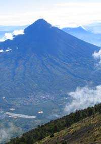 Vista de Hunahpú desde Acatenango.
