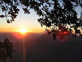 Amanecer visto desde el Volcán San Pedro. Foto: Explorador Amanecer visto desde el Volcán San Pedro. Foto: Explorador