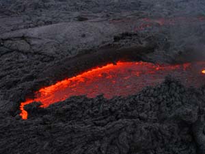 Una de las grietas con lava líquida. Foto: Explorador.