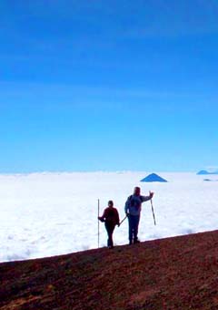 El bastón facilita distribuir el peso y por ende, disminuir la dificultad del ascenso. Elena y Melvin en pleno ascenso al Acatenango. El bastón facilita distribuir el peso y por ende, disminuir la dificultad del ascenso. Elena y Melvin en pleno ascenso al Acatenango.