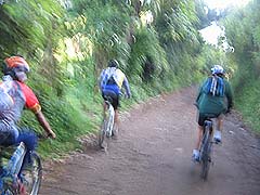 Esta fue la parte más ancha que recorrimos. Mountain bike implica senderos estrechos, no calles.