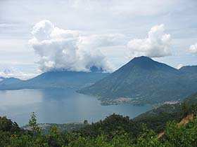 Vista del Lago de Atitlán desde la ruta de bicicleta de montaña hacia Santa Clara la Laguna.