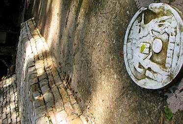 Detalle de plaza y juego de pelota en Cancuén. Detalle de plaza y juego de pelota en Cancuén.