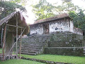 Estructura A-3 de Ceibal. Foto de Mayan Master