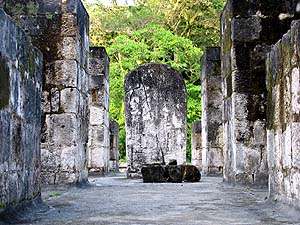 Estela ubicada en la parte alta de la estructura A-3 de Ceibal.