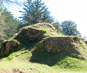 La mayoría de estructuras permanecen semi enterradas o en montículos.