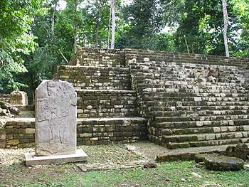 Estela y templo maya en Aguateca, Región Petexbatún. Estela y templo maya en Aguateca, Región Petexbatún.