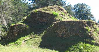 Montículos en Utatlán, Quiché. Montículos en Utatlán, Quiché.