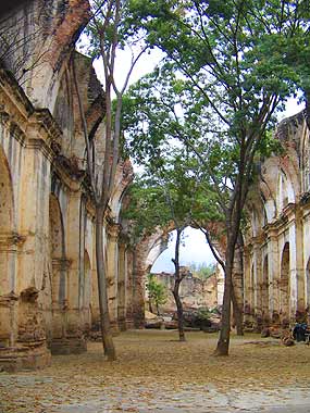 Interior de las ruinas de la antigua Catedral de Chiquimula.