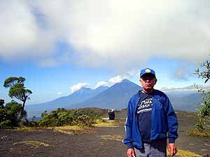 Volcanes de Agua, Acatenango y Fuego vistos desde el Cerro Chino, Volcán de Pacaya. La única limitación para disfrutar de esta maravilla, es la voluntad Volcanes de Agua, Acatenango y Fuego vistos desde el Cerro Chino, Volcán de Pacaya. La única limitación para disfrutar de esta maravilla, es la voluntad