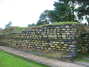 Muros de piedras apiladas en la plaza de Iximché. Muros de piedras apiladas en la plaza de Iximché.