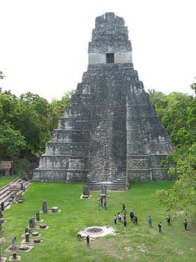 Pirámide del Gran Jaguar, Gran Plaza de Tikal, Petén. Pirámide del Gran Jaguar, Gran Plaza de Tikal, Petén.
