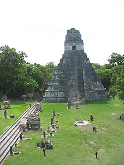 Templo I visto desde el Templo II. Gran Plaza de Tikal. Templo I visto desde el Templo II. Gran Plaza de Tikal.