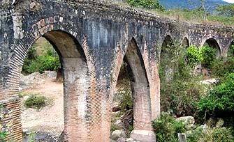 Arcos del acueducto de agua potable de Esquipulas. Arcos del acueducto de agua potable de Esquipulas.