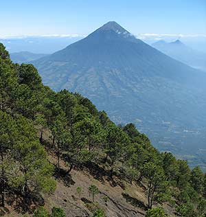Volcán de Agua visto desde el Volcán Acatenango. Volcán de Agua visto desde el Volcán Acatenango.