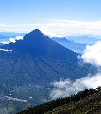 Volcán de Agua completo, desde las faldas a la cima visto desde el Acatenango.