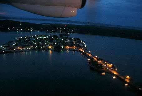 Isla de Flores de noche y desde el aire