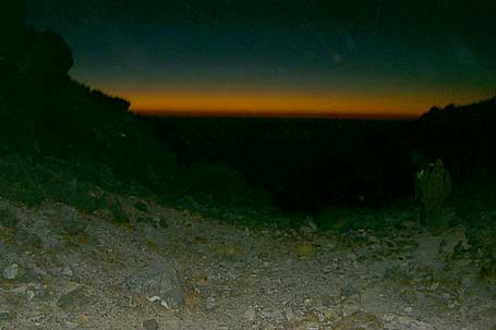 En medio de las dos cumbres de Tajumulco, en esa dirección a lo lejos el mar