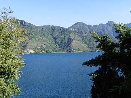 Vista del Lago de Atitlán desde San Pedro La Laguna Vista del Lago de Atitlán desde San Pedro La Laguna
