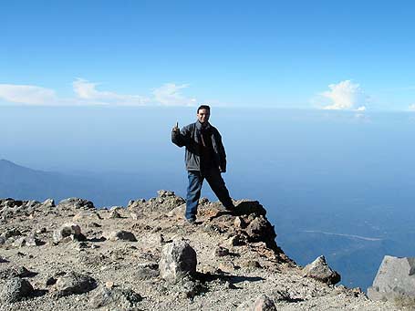 Cima de Tajumulco, atrás el mar.